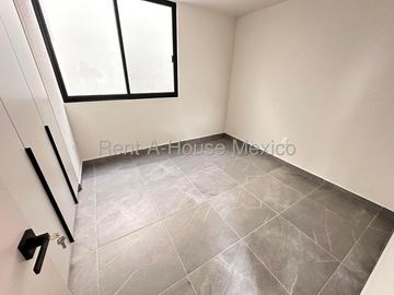 Casa con sala de TV, roof garden, estudio, 3 recámaras - Zibatá. RENTA