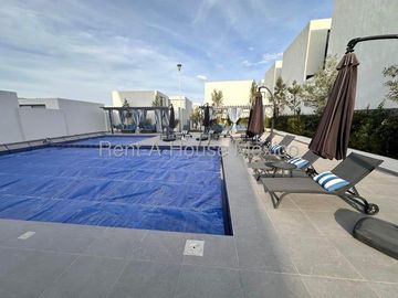 Casa con sala de TV, roof garden, estudio, 3 recámaras - Zibatá. RENTA