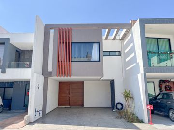 CASA EN RENTA EN LUCENDI RESIDENCIAL UBICADO 3 MINUTOS DE PLAZA SAN DIEGO