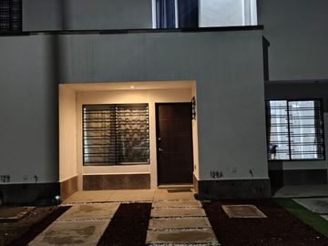 Casa en RENTA AMUEBLADA , Residencial Murano, Blvd. La Herradura, Zona SUR León, Gto.