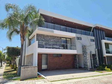 CASA EN VENTA EN ESQUINA EN LOMAS DE ANGELOPOLIS, PUEBLA