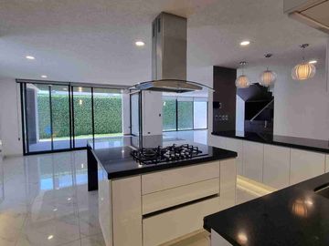 CASA EN VENTA EN ESQUINA EN LOMAS DE ANGELOPOLIS, PUEBLA