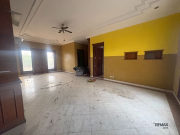 Ruang Usaha plus Rumah plus Gudang Disewakan, di Jl Sunset Road, Badung