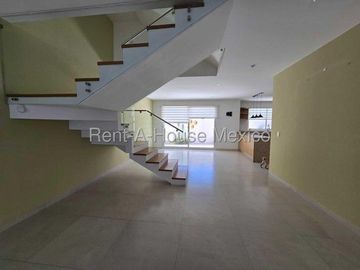 Casa con roof garden, estudio, 3 recámaras - Zibatá. RENTA