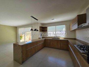 Casa con roof garden, estudio, 3 recámaras - Zibatá. RENTA