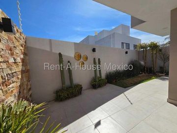 Casa con roof garden, estudio, 3 recámaras - Zibatá. RENTA