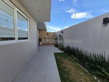 Casa con roof garden, estudio, 3 recámaras - Zibatá. RENTA
