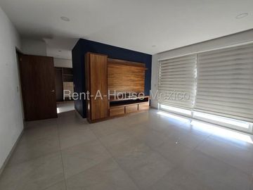Casa con roof garden, estudio, 3 recámaras - Zibatá. RENTA