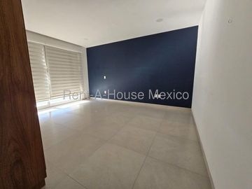 Casa con roof garden, estudio, 3 recámaras - Zibatá. RENTA