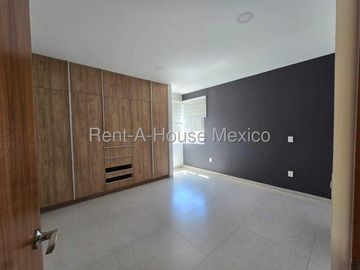 Casa con roof garden, estudio, 3 recámaras - Zibatá. RENTA