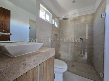 Casa con roof garden, estudio, 3 recámaras - Zibatá. RENTA