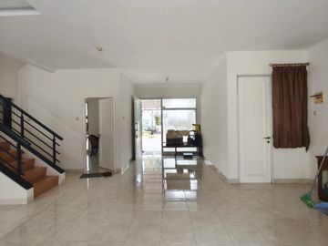 Disewakan rumah strategis castilla bsd city tangerang selatan