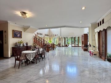 Jual Rumah Mewah Siap Huni di Kemang, Jakarta Selatan - Private Pool