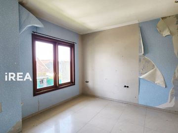 RUMAH 2 LANTAI DISEWAKAN DI SOLO BARU DEKAT THE PARK MALL DAN PAKUWON MALL