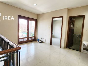 RUMAH 2 LANTAI DISEWAKAN DI SOLO BARU DEKAT THE PARK MALL DAN PAKUWON MALL