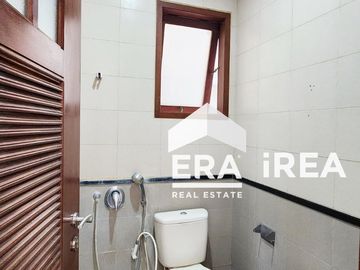 RUMAH 2 LANTAI DISEWAKAN DI SOLO BARU DEKAT THE PARK MALL DAN PAKUWON MALL