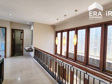 RUMAH 2 LANTAI DISEWAKAN DI SOLO BARU DEKAT THE PARK MALL DAN PAKUWON MALL