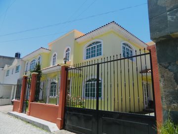 Casa en renta en Zinacantepec, estilo californiano con amplios espacios