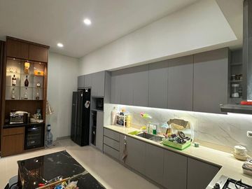 Dijual Rumah Muara Karang, Bangun Baru, 3,5 Lantai, Modern Design, Semi Full Furnished, Ready To Move In, LT 120, LB 360, Rooftop, Rp5,5 M Nego