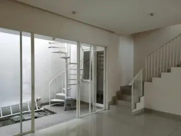 Jual /Sewa Rumah  2 lt di Griya Galaxy