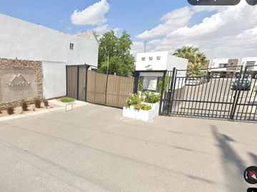 Casa ubicada en colonia Parcelas Ejido Jesús Chihua. Con 3 recamaras y 156m2. A unos minutos de Plaza Sendero.