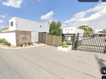Casa ubicada en colonia Parcelas Ejido Jesús Chihua. Con 3 recamaras y 156m2. A unos minutos de Plaza Sendero.