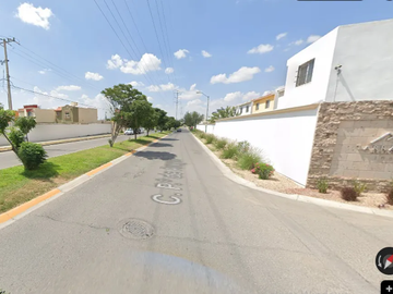 Casa ubicada en colonia Parcelas Ejido Jesús Chihua. Con 3 recamaras y 156m2. A unos minutos de Plaza Sendero.