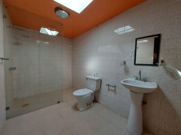 CASA SOLA EN RENTA DE UN PISO con LOCAL EN STA ANA TLAPALTITLAN TOLUCA