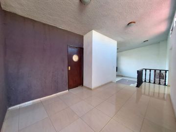 CASA SOLA EN RENTA DE UN PISO con LOCAL EN STA ANA TLAPALTITLAN TOLUCA