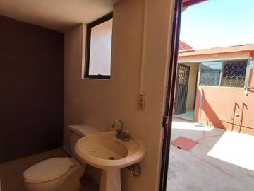 CASA SOLA EN RENTA DE UN PISO con LOCAL EN STA ANA TLAPALTITLAN TOLUCA