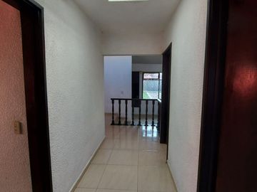 CASA SOLA EN RENTA DE UN PISO con LOCAL EN STA ANA TLAPALTITLAN TOLUCA