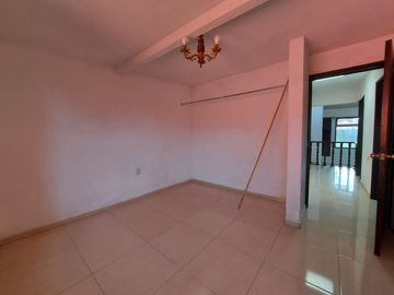 CASA SOLA EN RENTA DE UN PISO con LOCAL EN STA ANA TLAPALTITLAN TOLUCA