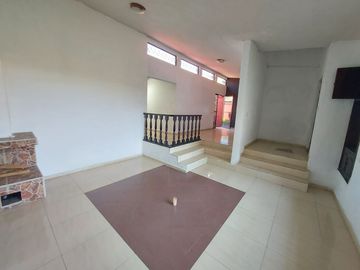 CASA SOLA EN RENTA DE UN PISO con LOCAL EN STA ANA TLAPALTITLAN TOLUCA