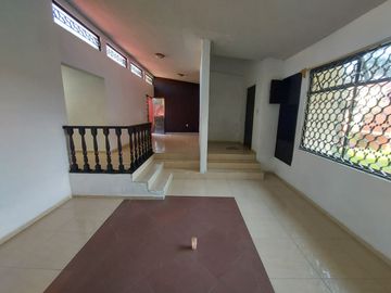 CASA SOLA EN RENTA DE UN PISO con LOCAL EN STA ANA TLAPALTITLAN TOLUCA