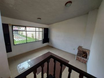 CASA SOLA EN RENTA DE UN PISO con LOCAL EN STA ANA TLAPALTITLAN TOLUCA