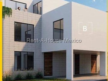 Jurica. RENTA - Casa con área de TV,  roof garden, 3 recámaras
