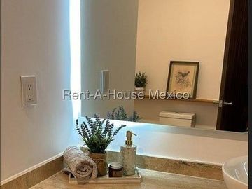 Jurica. RENTA - Casa con área de TV,  roof garden, 3 recámaras