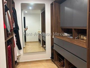 Jurica. RENTA - Casa con área de TV,  roof garden, 3 recámaras