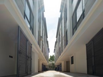 Tandang Sora Quezon City For Sale 3 Storey Townhouse 3 BR near Circle C Congressional Ave RG