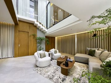 5 Bedroom House for Sale in Alabang West Village Hampton House in Las Piñas City