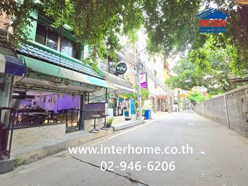 Three-story commercial building, 13 sq.wa. (approximately 212 sq.m.), located next to JJ Bar on Pattaya Central Road, Soi Chalerm Phra Kiat 11, Pattay
