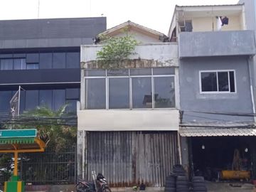 Ruko Jl Letjend Soeprapto Galur: 2.5 Lt, LT 79 m2, Pinggir Jln Raya, Sangat Murah
