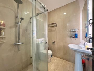 DISEWAKAN APARTEMEN SUDIRMAN SUITES 3 BR FURNISHED SUDIRMAN (ERFI - 08197740----)