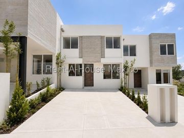 Zibatá. VENTA - Casa con amenidades y 4 recámaras con 1 en planta baja