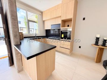 Zibatá. VENTA - Casa con amenidades y 4 recámaras con 1 en planta baja