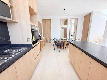 Zibatá. VENTA - Casa con amenidades y 4 recámaras con 1 en planta baja