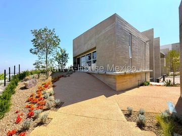 Zibatá. VENTA - Casa con amenidades y 4 recámaras con 1 en planta baja