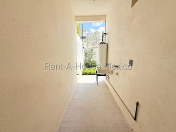 Zibatá. VENTA - Casa con amenidades y 4 recámaras con 1 en planta baja