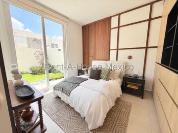 Zibatá. VENTA - Casa con amenidades y 4 recámaras con 1 en planta baja