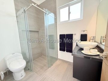 Zibatá. VENTA - Casa con amenidades y 4 recámaras con 1 en planta baja